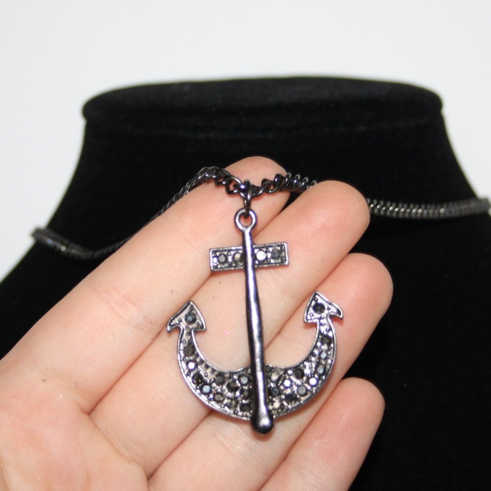 Beautiful gun metal Anchor necklace 16-19"